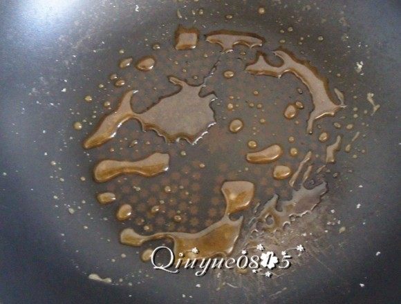 #食二星座#牛肉炖冻豆腐,白糖(或冰糖)放炒锅熔化