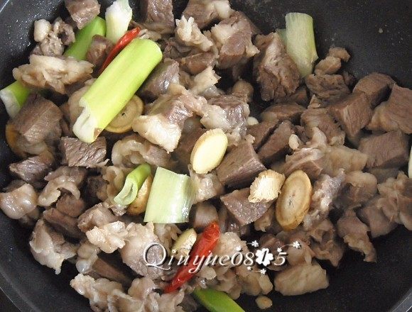 #食二星座#牛肉炖冻豆腐,.放葱姜蒜、<a style='color:red;display:inline-block;' href='/shicai/ 2580'>牛蒡</a>炒