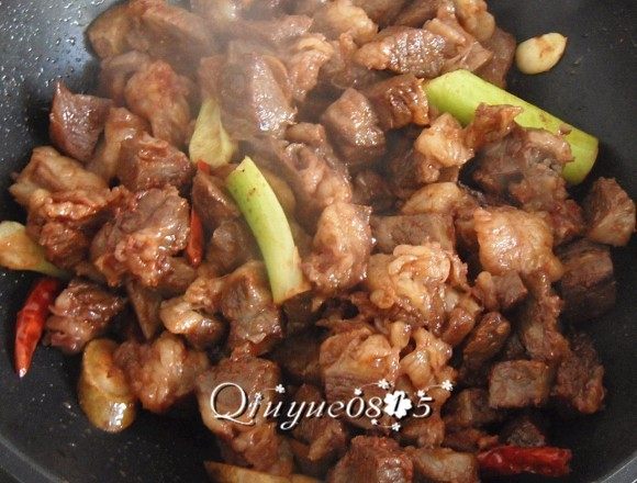 #食二星座#牛肉炖冻豆腐,放番茄酱、腐乳汁、辣椒粉等调料炒
