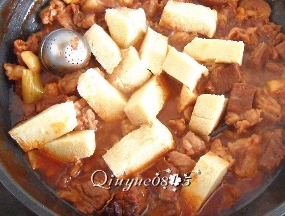 #食二星座#牛肉炖冻豆腐,炖到六七分熟的时候,放入冻豆腐块、盐继续炖。