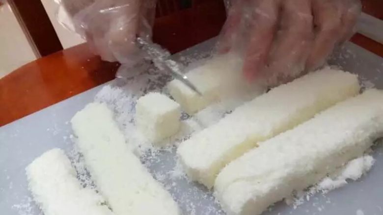 椰丝小方,切成喜欢的形状,沾上椰蓉
