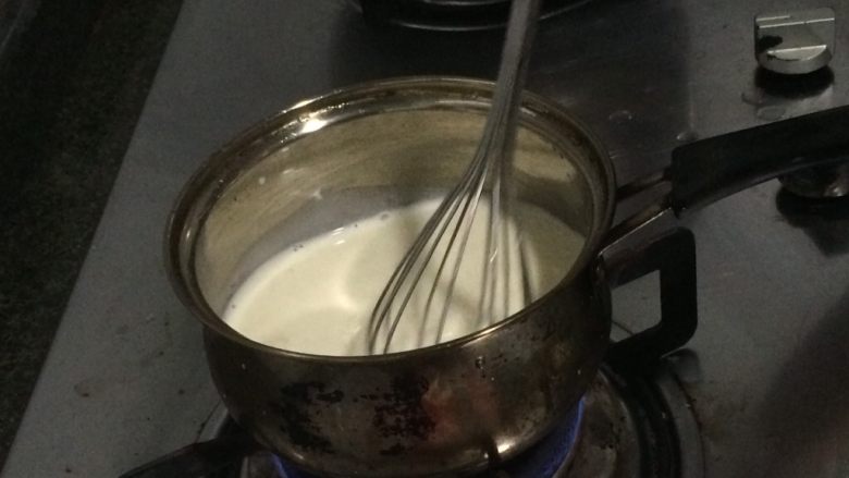 椰丝小方,白糖溶了就将牛奶玉米淀粉混合物加入一起搅拌,小火!不停搅拌