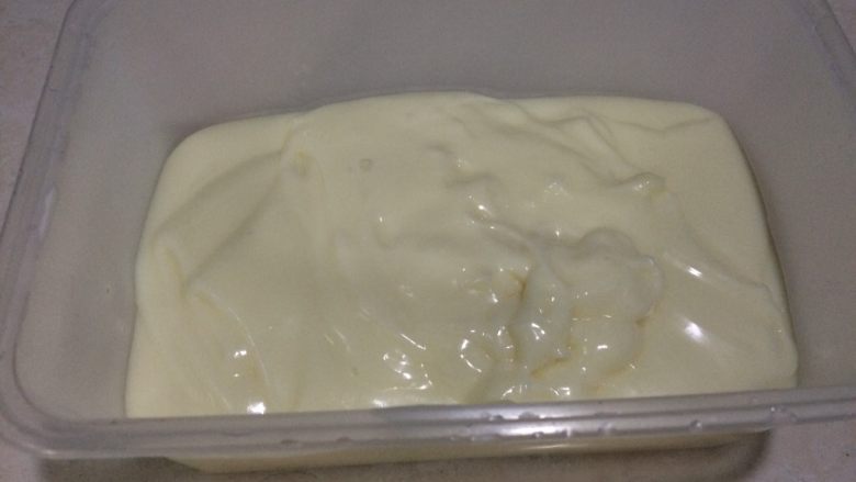 椰丝小方,此时不够平整,要铺椰蓉