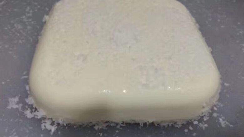 椰丝小方,冻好后,倒出