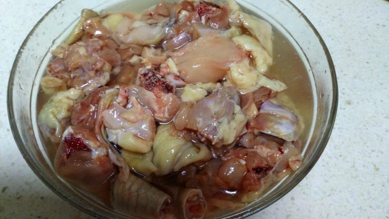 青椒鸡,把<a style='color:red;display:inline-block;' href='/shicai/ 94'>鸡肉</a>放入小碗里,用清水泡出血水。