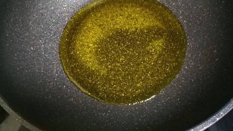 青椒鸡,热锅冷油,把油温烧到170度。