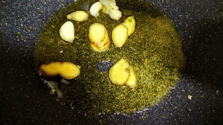 青椒鸡,重新往锅里加入油,下入姜蒜片。慢慢的把姜蒜的味道炒出来。
