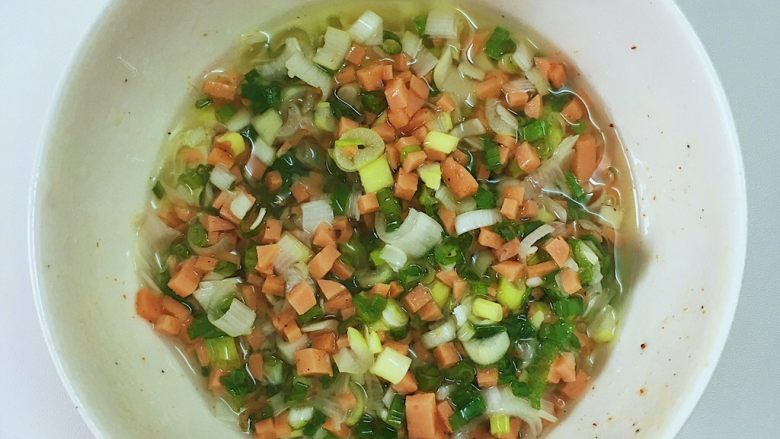 手撕火腿葱花饼,往碗中加入适量食用油,搅拌均匀【油不要太多,第一次做没把握我就放多了】