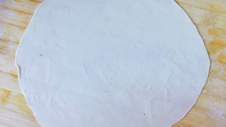 手撕火腿葱花饼,将面团切成小块,大小自己定,然后揉成小面团,用擀面杖擀成薄薄的面片【比饺子皮薄】