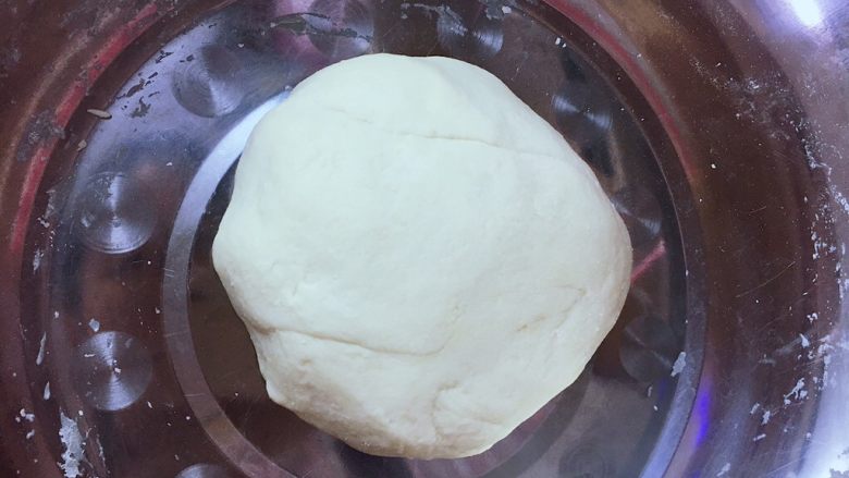 手撕火腿葱花饼,将揉好的面团用湿笼布盖住,醒30分钟。