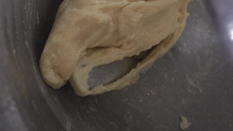 卡通小熊包,厚膜出现时加黄油,加入黄油在搅拌两分钟左右,拿出来平均分两份,一份用保鲜膜包好先放冰箱,因为现在天气太热了。