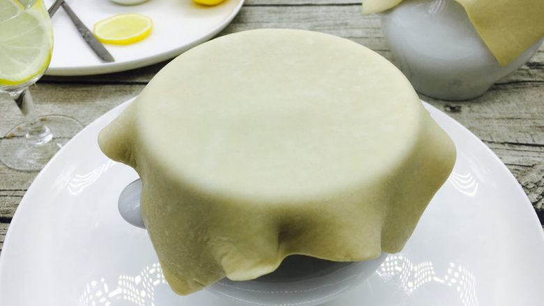 #食二星座# 罐焖牛肉(34图详细步骤),把解冻好的酥皮盖在罐上。
应该在酥皮的上边(罐上边的部分)刷一层蛋液,烤出来的颜色更漂亮,很抱歉,我忘了刷蛋液了。