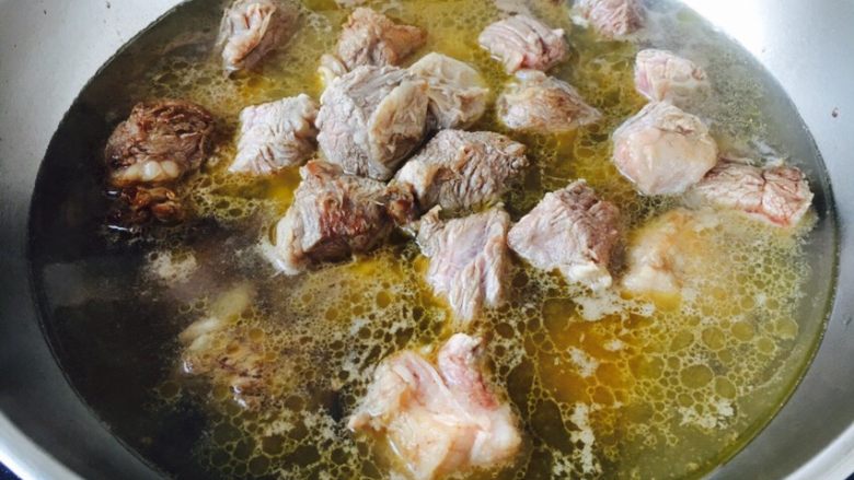 #食二星座# 罐焖牛肉(34图详细步骤),水(牛骨头汤)的量没过牛肉块即可,大火煮开,转小火炖1个小时。
炖制的时间仅是参考,牛肉的品种不同,使用锅的材质不同,所以炖肉的时间就会有差别。以牛肉块熟了为标准。