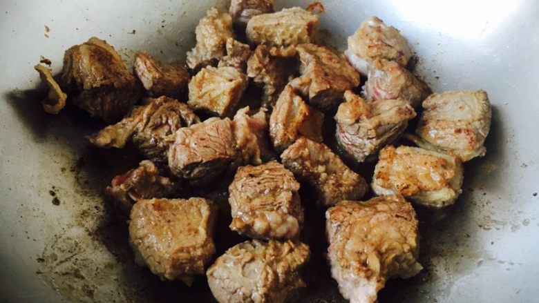 #食二星座# 罐焖牛肉(34图详细步骤),当牛肉煎至变色盛出备用。
牛肉块量多时要分量分次煎制。