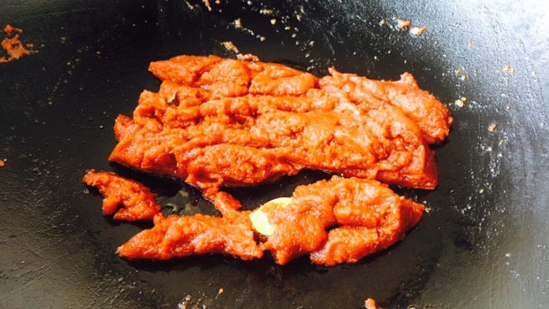 #食二星座# 罐焖牛肉(34图详细步骤),放入90g的<a style='color:red;display:inline-block;' href='/shicai/ 699'>番茄酱</a>,把它们炒匀,盛出红面酱备用。