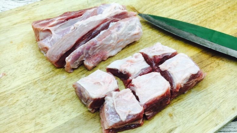 #食二星座# 罐焖牛肉(34图详细步骤),牛腩用凉水浸泡1个小时,洗干净,逆着牛肉纹理切成麻将大小的块。