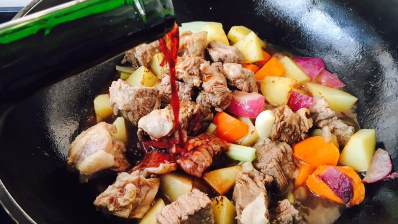 #食二星座# 罐焖牛肉(34图详细步骤),放入2勺<a style='color:red;display:inline-block;' href='/shicai/ 13418'>红酒</a>