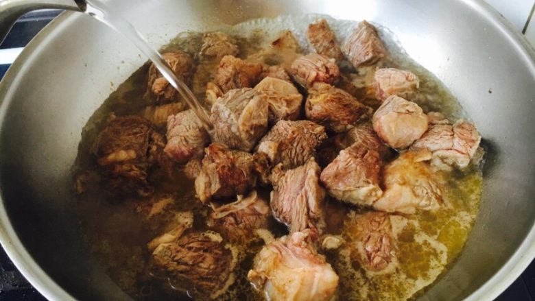 #食二星座# 罐焖牛肉(34图详细步骤),当牛肉块都煎好了以后,全部放到锅里,倒入准备好的开水(牛骨头汤)。