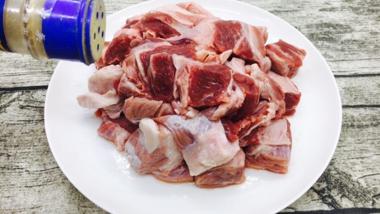 #食二星座# 罐焖牛肉(34图详细步骤),放少许白胡椒粉腌制15分钟