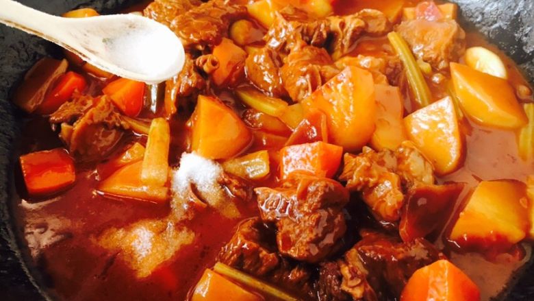 #食二星座# 罐焖牛肉(34图详细步骤),20分钟后,改大火收汁,汤汁浓稠即可,请留一定量的汤汁哦!
放入适量的盐调味,放少许白糖提鲜,关火。
如果您喜欢甜味,请酌情多添加糖。