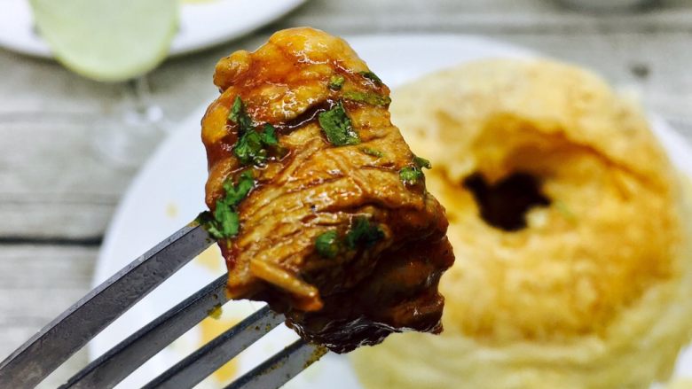 #食二星座# 罐焖牛肉(34图详细步骤),还有一个有趣的吃法,用叉子在酥皮上戳一个洞洞,从洞洞里“掏”肉肉吃哦。
