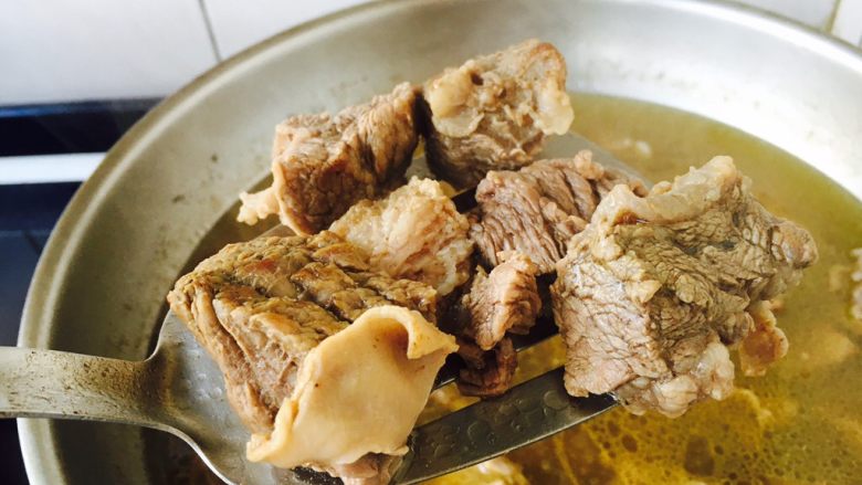 #食二星座# 罐焖牛肉(34图详细步骤),牛肉炖熟了。
判断牛肉炖熟的方法是用一只筷子戳牛肉块,筷子能很轻松地戳透牛肉块就熟了。