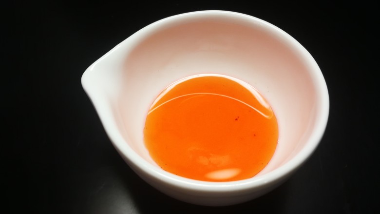 自制虾油,虾油用干净并干燥的瓶子密封保存。随用随取。有时做汤时取少量代替香油;有时做面放一些换换口味;有时还可以做烧卖扮就去提鲜。总之,虾油做好备用,使用时随心,随意~一次不要做太多,虾油的特质鲜,提鲜的东西,不要放太久。
