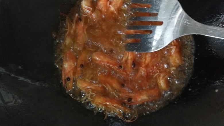 自制虾油,锅烧热倒油,油烧热入虾头。小火慢熬,直至虾头酥脆香气飘出,虾油红润。不要放太多油,一小饭碗足够了!