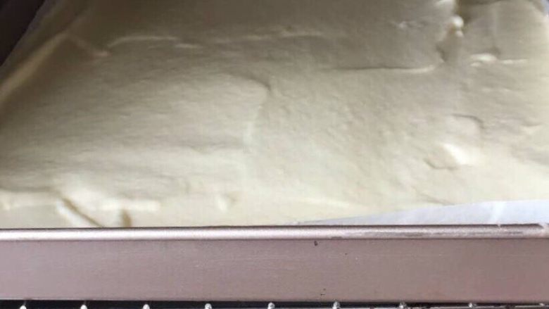 奥利奥🍪咸奶油盒子,刮匀后,将烤盘在桌面上嗑几下,震出大气泡,放入烤箱,上下175度中层20min