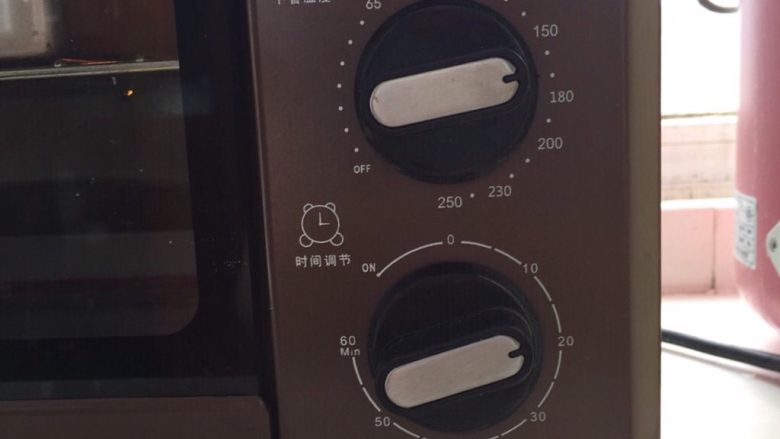 面包🍮布丁,放进烤箱上下火175度中层20min,烤到表面上色