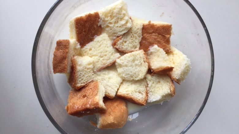面包🍮布丁,将吐司块泡在蛋奶液里1min,让吐司吸收蛋奶液