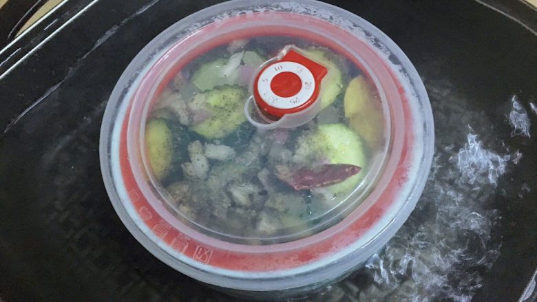 俄式酸黄瓜,在锅里加入水烧开,把盛有黄瓜的碗放入,盖上盖子蒸约25分钟