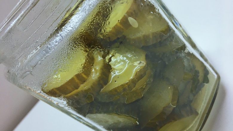 俄式酸黄瓜,准备一个干净的瓶子,风干,保证无水无油,把黄瓜片放入