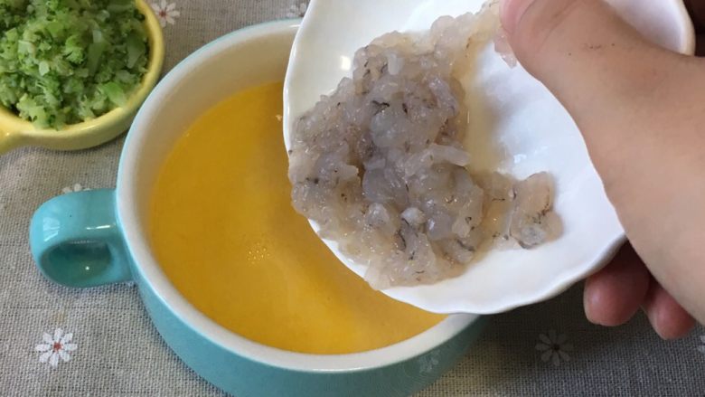 宝宝辅食之西兰花虾仁蒸蛋,倒入虾仁