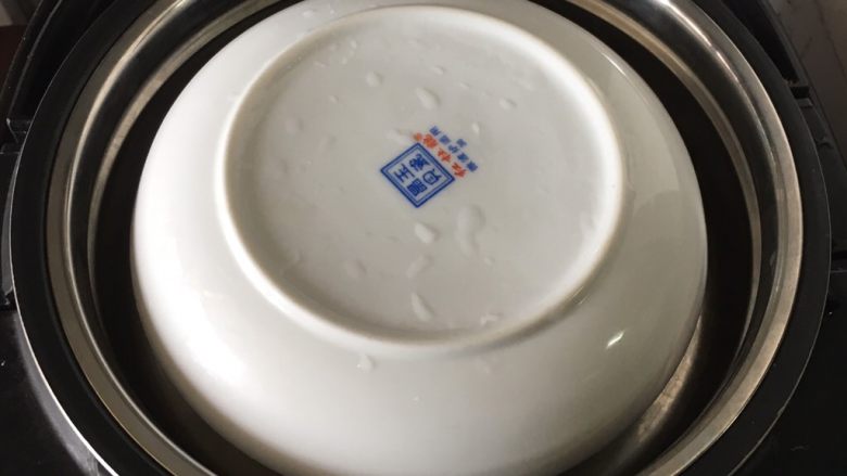 宝宝辅食之西兰花虾仁蒸蛋,把搅拌均匀的鸡蛋羹放到蒸锅上,中小火蒸12分钟左右。或放到电饭煲里和饭一起蒸煮