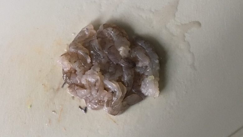 宝宝辅食之西兰花虾仁蒸蛋,鲜虾去壳,挑去肠线