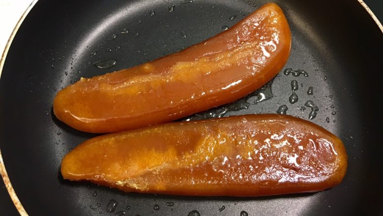 台經典美食 香煎烏魚子,待2面均煎呈油亮金黃色即可起鍋(一面煎10秒最久不宜超過15秒,以防烏魚子口感變硬不會彈牙想Q)