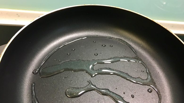 台經典美食 香煎烏魚子,待橄欖油可迅速再鍋內流動,代表鍋內及油溫OK
