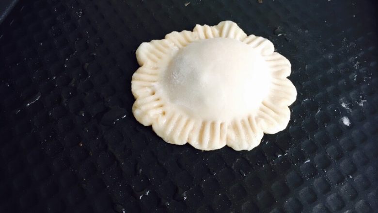 太阳鸡蛋灌饼——饺子皮版,然后收边,放入平底锅或电饼铛中,