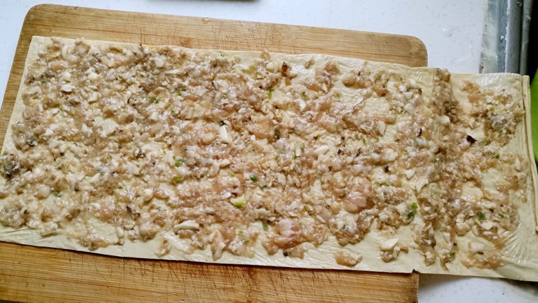 豆皮山药肉沫卷,用勺往一条豆油皮上均匀地抹上调好的肉沫,(豆油皮很滑,不太好抹,要耐心点哦)