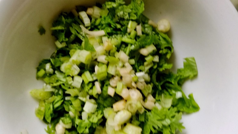 豆皮山药肉沫卷,<a style='color:red;display:inline-block;' href='/shicai/ 131'>香菜</a>洗净,切碎(这个是怕浪费了,突发奇想,觉得加这个应该很好吃)