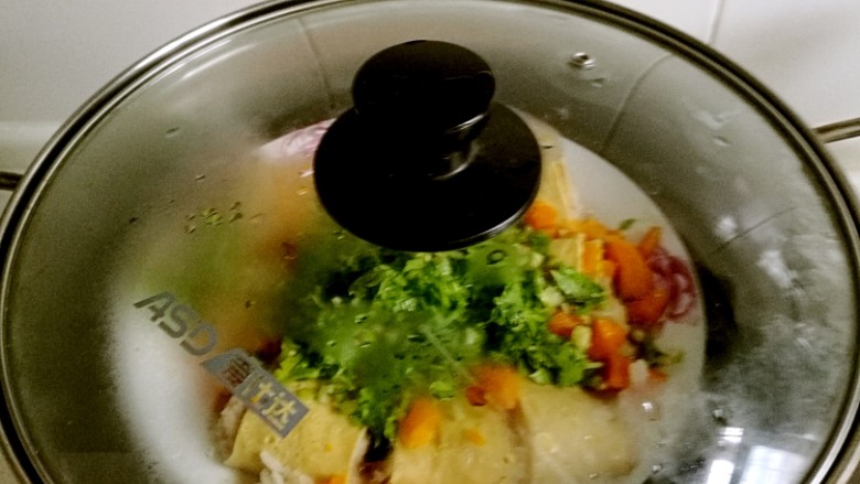 豆皮山药肉沫卷,冷水上锅蒸,水开后蒸10分钟,蒸好后,关火再把香菜碎撒上面,淋上调好的汁焖一下,汁只放了一大半