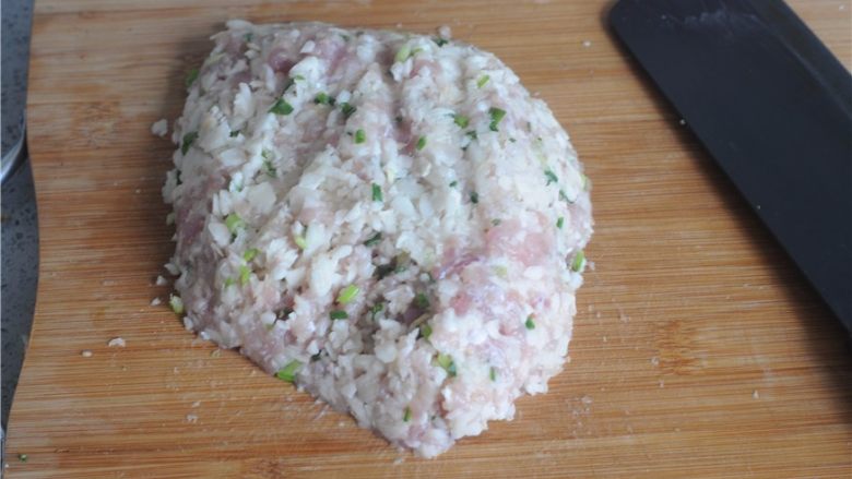 >荸荠瘦肉鸡蛋饺子,妈妈说我的食材太粗了,又将肉馅剁了一遍