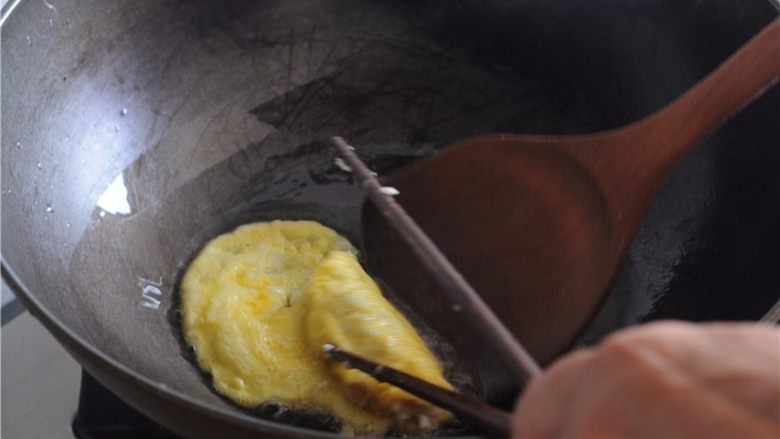 >荸荠瘦肉鸡蛋饺子,用勺子和筷子相互合作,将鸡蛋饼把肉馅包裹起来
