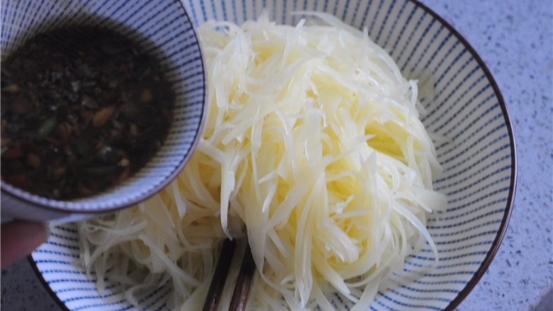 凉拌土豆丝——切土豆丝的小窍门,捞出沥干水,装盘,将准备好的凉拌汁淋在上面,拌匀即可
