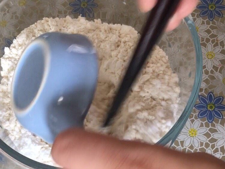 火腿肠小兔子馒头卷,12克糖粉倒入140克面粉中,搅拌均匀