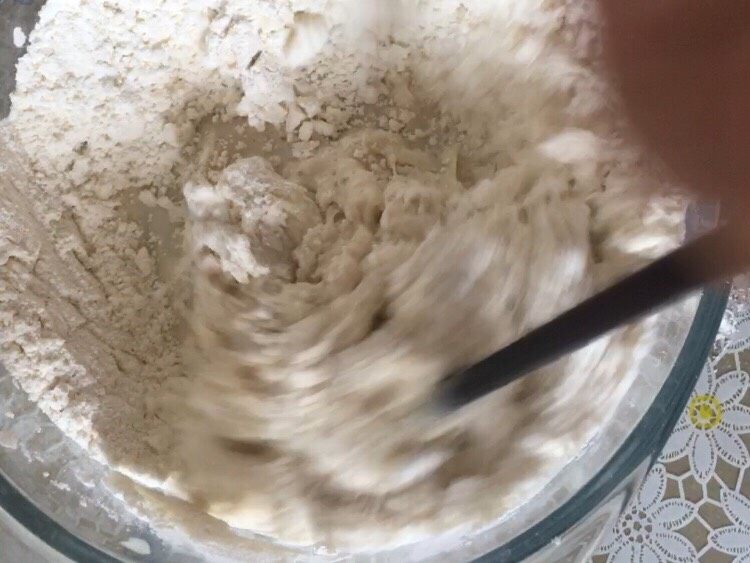 火腿肠小兔子馒头卷,将酵母水倒入,用筷子搅拌成絮状