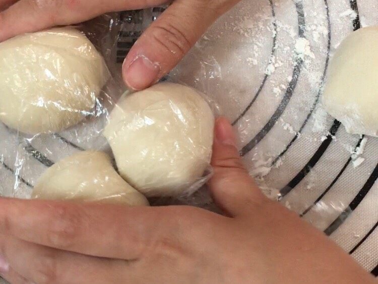 火腿肠小兔子馒头卷,将揉匀排气好的面团分成4等份(一个大概56克左右,也可以分成6等份,更精致些,对应火腿肠准备3根就好),取一个,其他用保鲜膜覆盖,防止表面变干