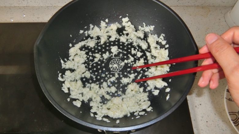 赛蟹鲜之炒滑蛋,锅中倒少许油烧热,倒入蛋清,用筷子滑散。