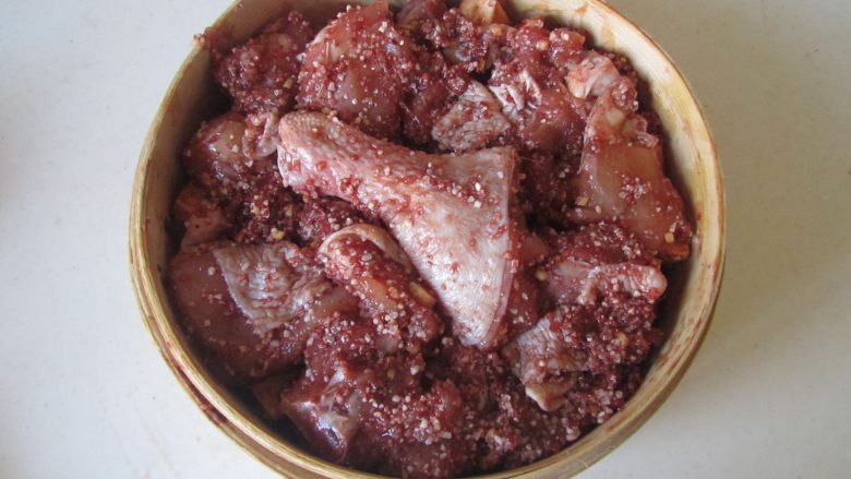 芋头蒸鸡腿,将腌制好的芋头铺在蒸屉底部,